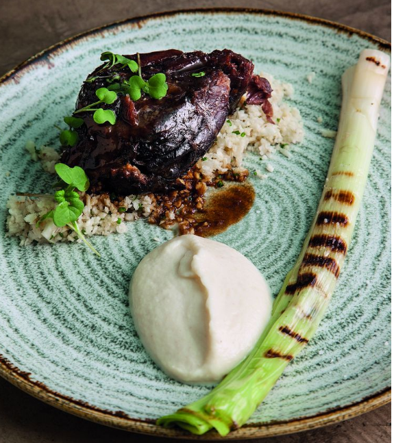 Σιγοψημένη σπάλα από μαύρο χοίρο με πουρέ σελινόριζας, πράσα ψητά και κουσκουσάκι από σελινόριζα
