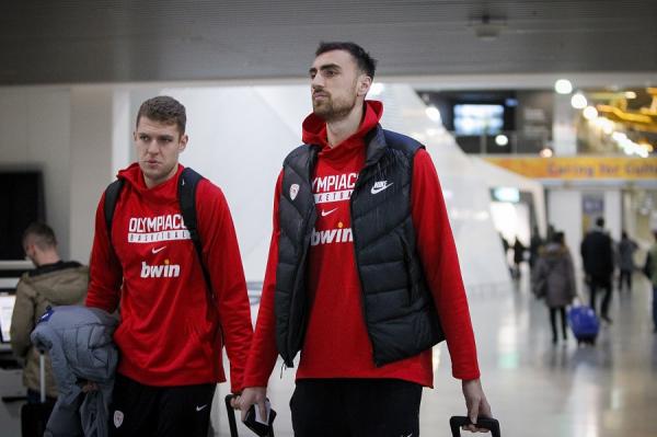 Τα «κλικ» από την αναχώρηση του Ολυμπιακού για Κάουνας