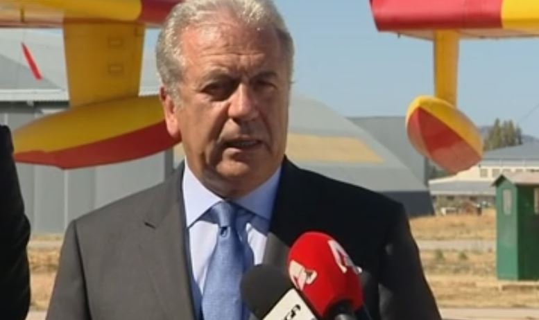 Επίσκεψη Αβραμόπουλου-Κικίλια στη βάση των πυροσβεστικών αεροσκαφών