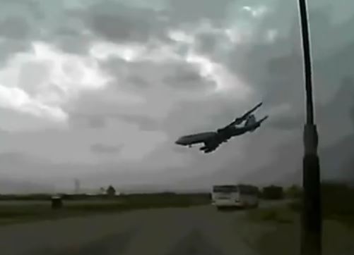 Σοκαριστική συντριβή αεροπλάνου στο Αφγανιστάν