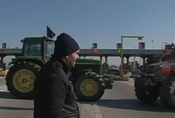 Στα μπλόκα παραμένουν οι αγρότες, κλείνουν δρόμους και τελωνεία