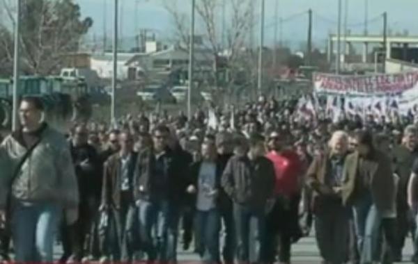 Aγρότες απέκλεισαν τον κόμβο της Κουλούρας