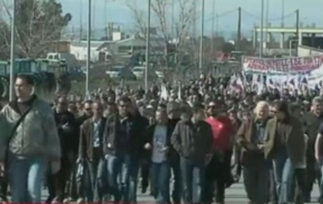 Aγρότες απέκλεισαν τον κόμβο της Κουλούρας