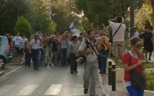 Συνθήματα κατά βουλευτών του ΠΑΣΟΚ στη Λάρισα