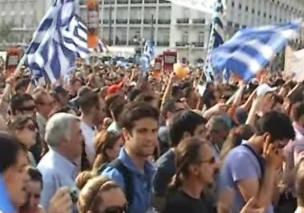 Επιμένουν μπροστά από τη Βουλή οι «Αγανακτισμένοι»