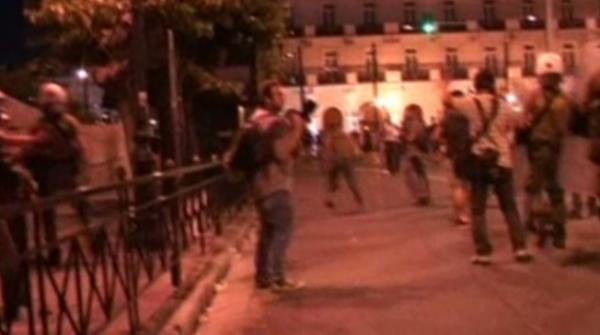 Μικροεπεισόδια στο Σύνταγμα μεταξύ ΜΑΤ-κουκουλοφόρων