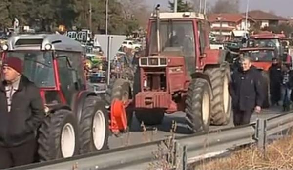 Σε θέση μάχης οι αγρότες, πρώτα προειδοποιητικά μπλόκα