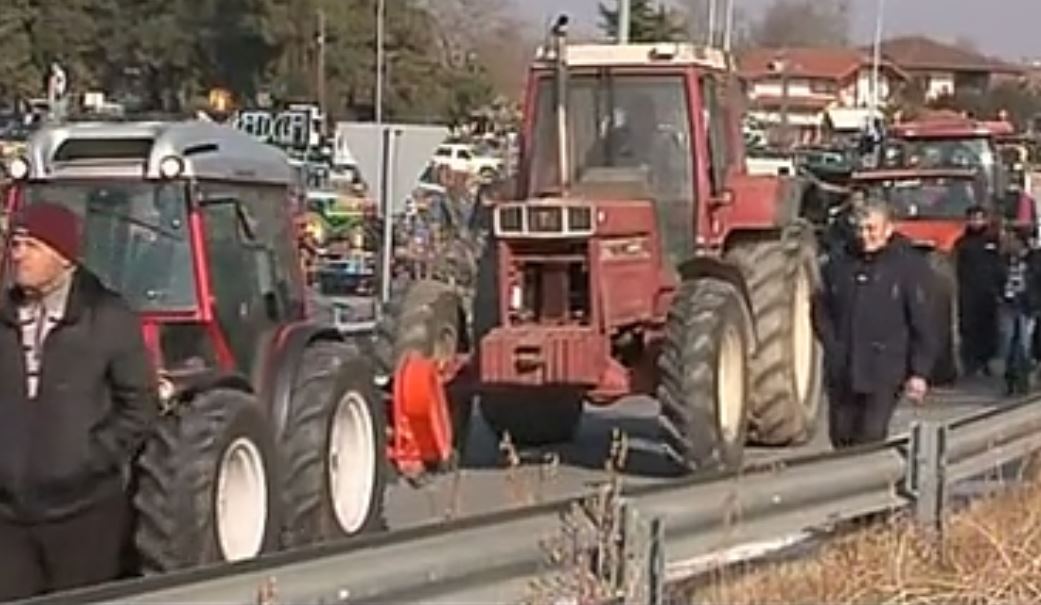 Σε θέση μάχης οι αγρότες, πρώτα προειδοποιητικά μπλόκα