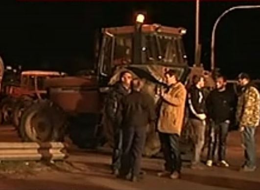 Σκληραίνουν τη στάση τους οι αγρότες, επεκτείνουν τα μπλόκα