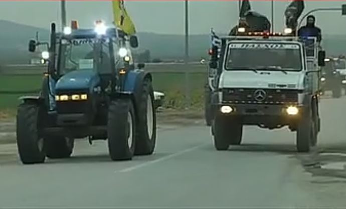 Συνεχίζονται οι πολύωροι αποκλεισμοί δρόμων από τους αγρότες
