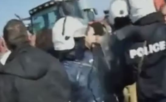 Ένταση μεταξύ αγροτών και ΜΑΤ στην Αλεξανδρούπολη