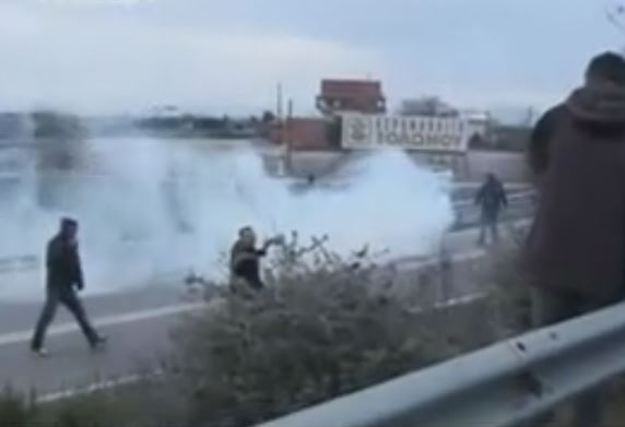 Επεισόδια και χημικά σε μπλόκα αγροτών σε Νίκαια και Ηλεία