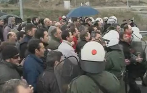 Ενταση στα μπλόκα μεταξύ αγροτών και ΜΑΤ