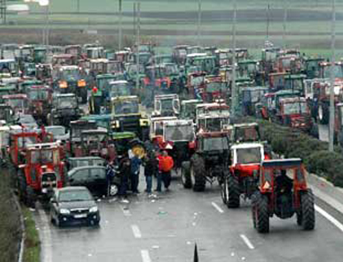 Με τα τρακτέρ στους δρόμους