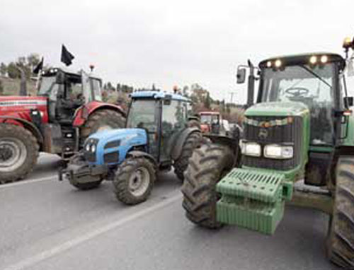 Παραμένουν τα μπλόκα