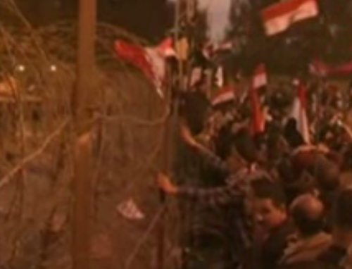 Διαλύει το αιγυπτιακό κοινοβούλιο και αναστέλλει το Σύνταγμα ο στρατός της χώρας