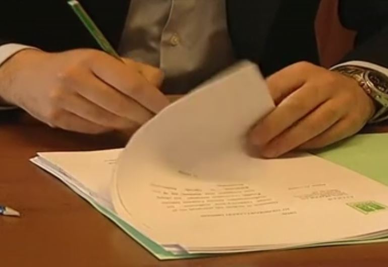 Μπλοκάρονται οι γονικές παροχές όταν οι γονείς χρωστάνε