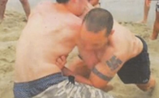 Με ακάλυπτη τη σβάστικα και με σορτς ο Κασιδιάρης