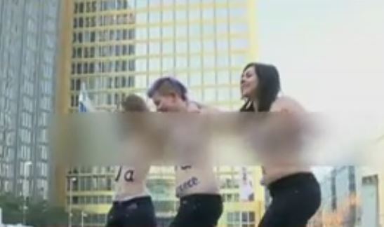 Ποια είναι η νεαρή διαδηλώτρια που διέκοψε τη συνέντευξη Ντράγκι