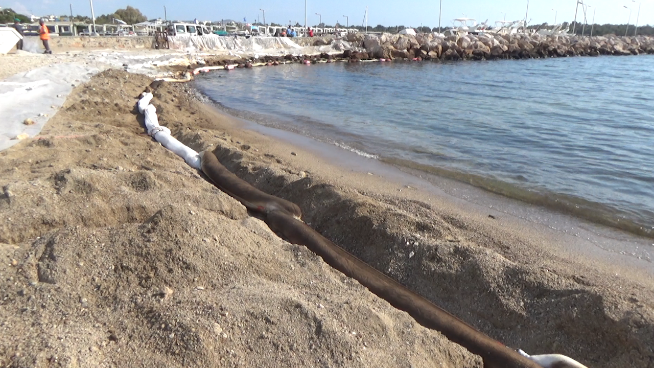 Το in.gr στις ακτές του Σαρωνικού «μετρά» τη μόλυνση