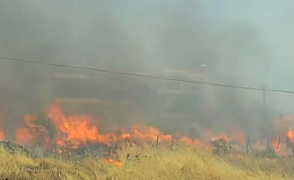 Αμφιάλη: Οι φλόγες πλησιασαν στα σπίτια