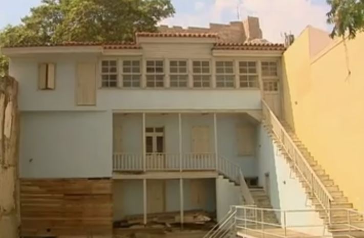 Στο σφυρί το ιστορικό σπίτι της οικογένειας «Κοκοβίκου» στα Αναφιώτικα