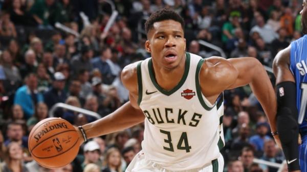 Αντετοκούνμπο σε ομογενείς: «Σας ευχαριστώ, ζήτω η Ελλάδα»