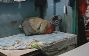 Εκατοντάδες παράνομοι μετανάστες στοιβάζονται μέσα σε παλαιά κτίρια