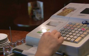 Επεκτείνεται η μείωση του αφορολόγητου ορίου, ανατροπές στις αποδείξεις