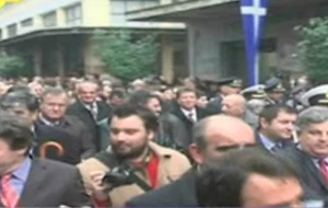 Αποδοκιμασίες κατά βουλευτών από πολίτες