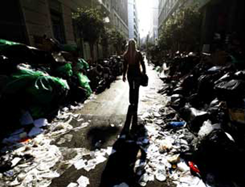 Μαζεύονται 9.000 τόνοι σκουπιδιών