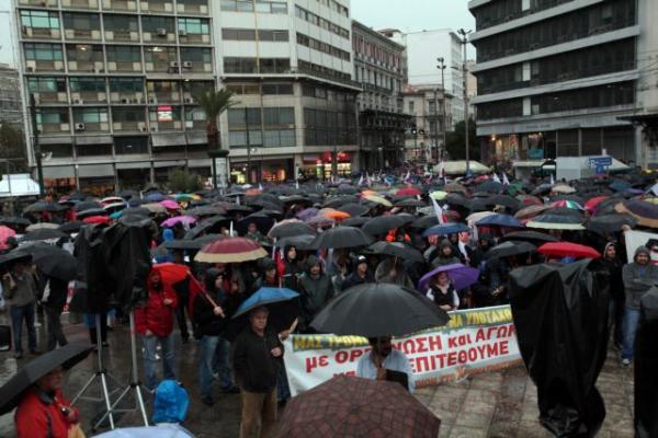Υπό βροχή τα συλλαλητήρια, ματαιώθηκε η πορεία ΓΣΕΕ – ΑΔΕΔΥ