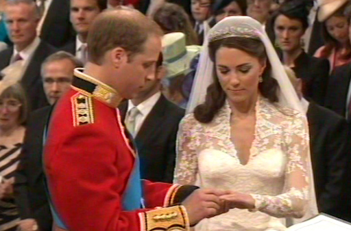 Στιγμιότυμα από την τελετή: οι πριγκιπικοί αρραβώνες