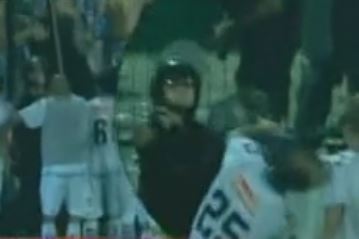 Στο πρωτάθλημα Αργεντινής, αστυνομικός χτυπάει ποδοσφαιριστή