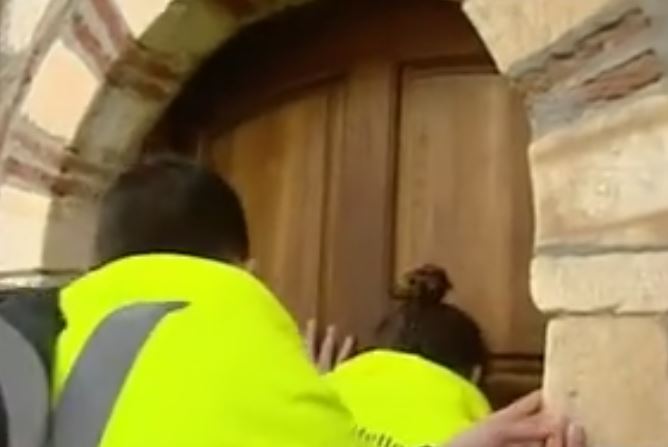 Χαλκιδική: Αποκλεισμένο το πρώην δημαρχείο Αρναίας από μεταλλωρύχους