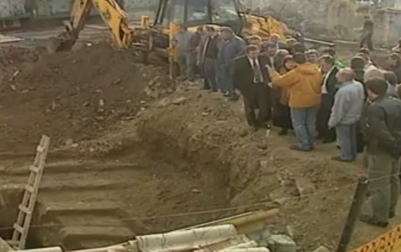 Αρχαίο θέατρο στο Μενίδι παραμένει θαμμένο για 7 χρόνια