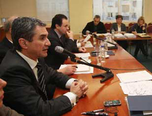 «Μαχαίρι» στα ειδικά όρια ηλικίας