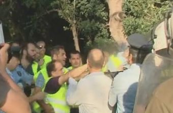 Τα ΜΑΤ απώθησαν τους συνδικαλιστές συναδέλφους τους