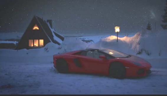 O Άγιος Βασίλης μοιράζει δώρα οδηγώντας Lamborghini Aventador Roadster