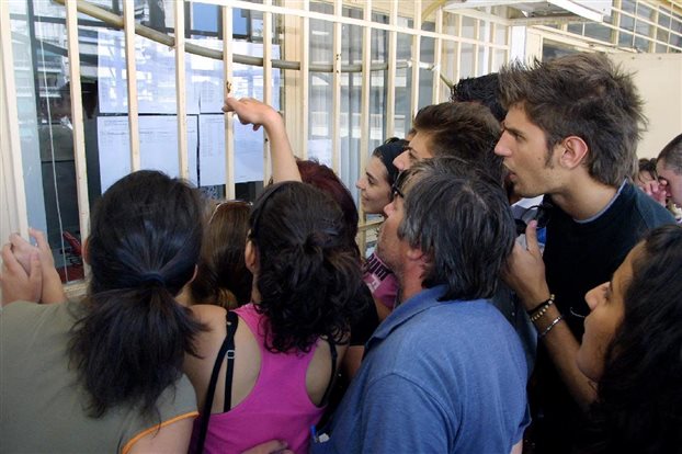 Ψηλά οι βάσεις σε σχολές της Περιφέρειας και στα «καλά» ΑΕΙ του Κέντρου