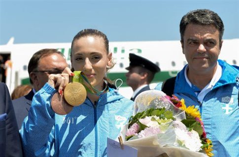 Έφτασε στην Αθήνα η χρυσή Ολυμπιονίκης Άννα Κορακάκη