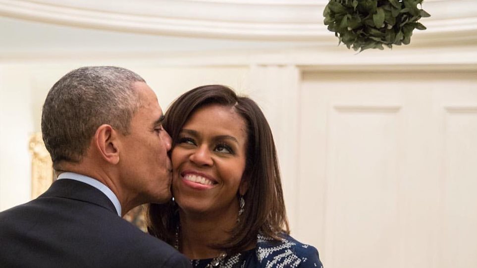 Το χριστουγεννιάτικο φιλί του Μπαράκ Ομπάμα στην Μισέλ