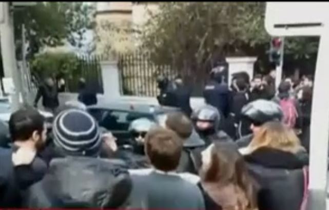 Αντιπαράθεση στη Βουλή με αφορμή την εισβολή στο πολιτικό γραφείο Βαρβιτσιώτη