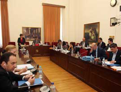 Αντιπαράθεση για τα υπό κλήση πολιτικά πρόσωπα στην Εξεταστική για το Βατοπαίδι