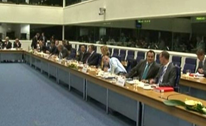 Πιέσεις από τους δανειστές για την εφαρμογή του Μεσοπρόθεσμου