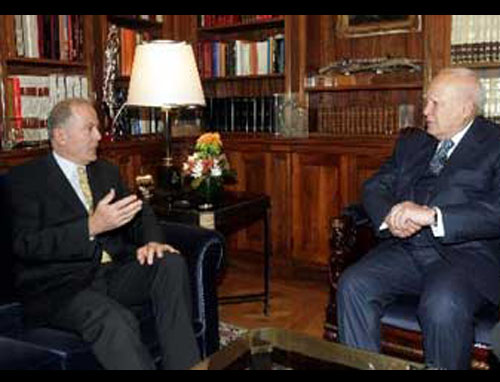 «Η μπάλα παίζεται στο γήπεδό μας»