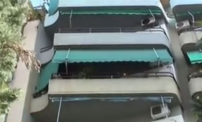 Βύρωνας: Ανδρας έπεσε από τον τέταρτο όροφο με μωρό στην αγκαλιά