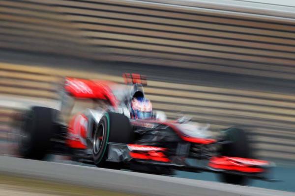 Για την καρό σημαία ο J. Button στη Σαγκάη