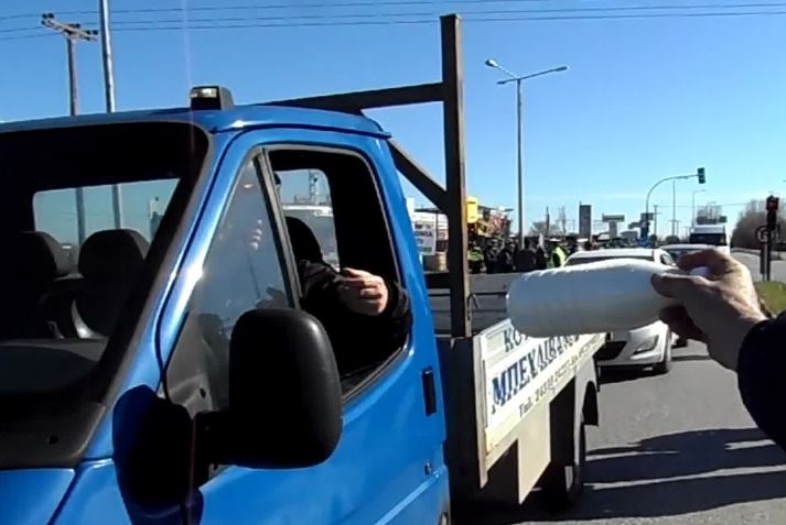 Αγρότες από τα Τρίκαλα μοίρασαν γάλα στους πολίτες