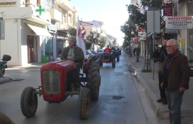Άργος: Συμβολικό αποκλεισμό καταστήματος της τράπεζας Πειραιώς, από αγρότες